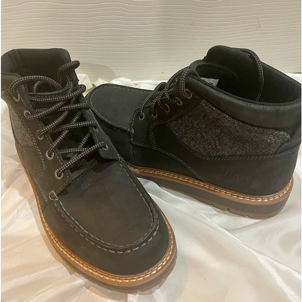Men Waterproof Black/Gray  Boots SZ 7 Bass